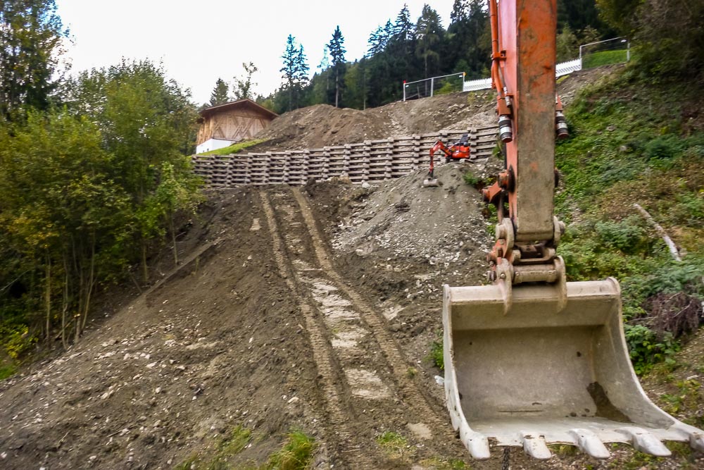 Tiefbau Hofer Baggerarbeiten Eisacktal Südtirol Bahnschwellen Mauer