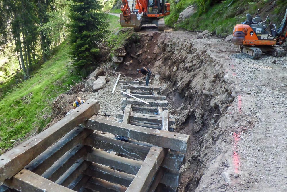 Tiefbau Hofer Baggerarbeiten Eisacktal Südtirol Bahnschwellen Mauer