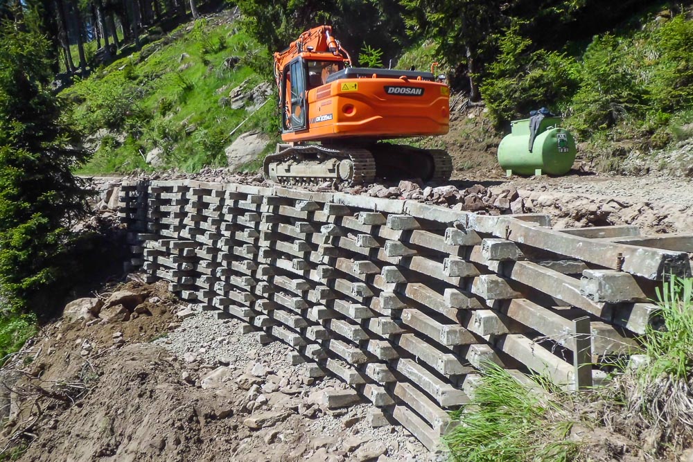 Tiefbau Hofer Baggerarbeiten Eisacktal Südtirol Bahnschwellen Mauer