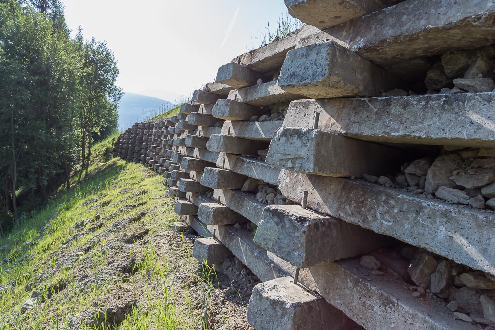 Tiefbau Hofer Baggerarbeiten Eisacktal Südtirol Bahnschwellen Mauer