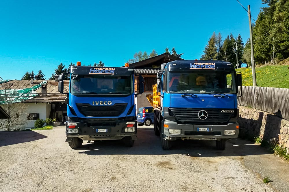 Tiefbau Hofer Baggerarbeiten Eisacktal Südtirol LKW Bagger