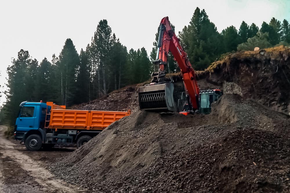 Tiefbau Hofer Baggerarbeiten Eisacktal Südtirol LKW Bagger