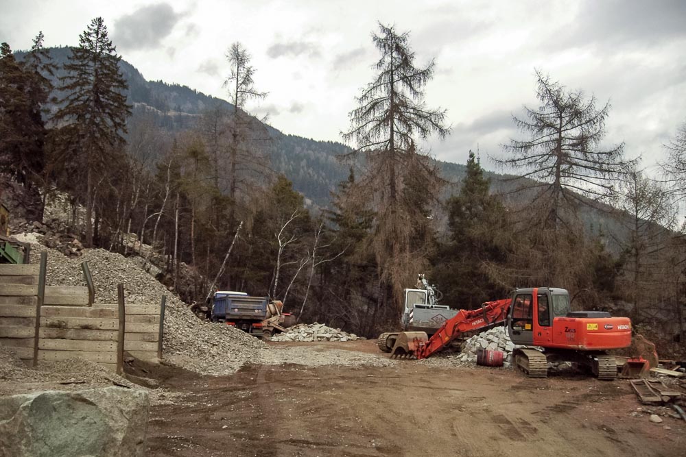 Tiefbau Hofer Baggerarbeiten Eisacktal Südtirol LKW Bagger