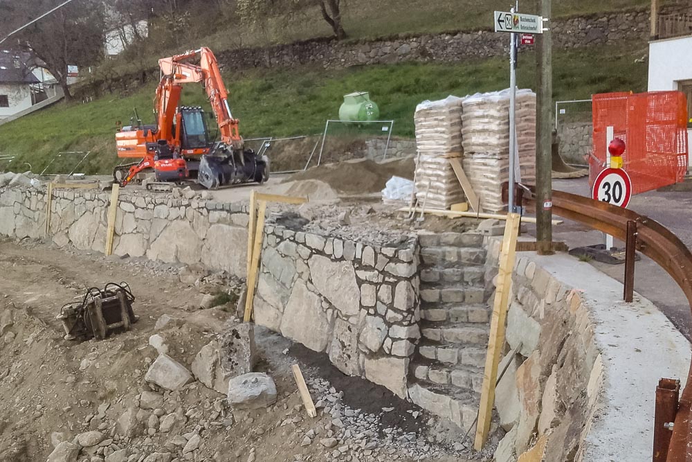 Tiefbau Hofer Baggerarbeiten Eisacktal Südtirol Steinmauer