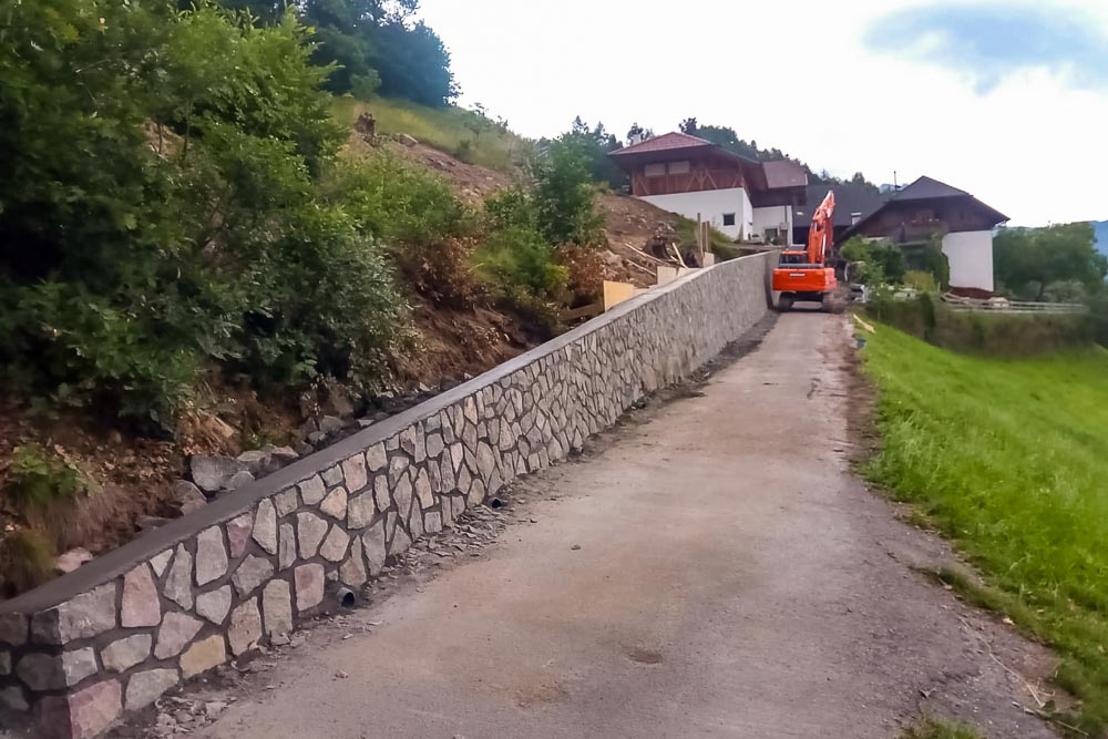 Tiefbau Hofer Baggerarbeiten Eisacktal Südtirol Steinmauer