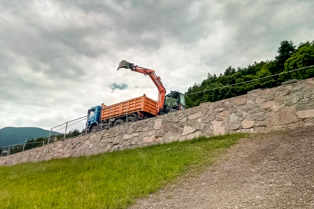 Tiefbau Hofer Baggerarbeiten Eisacktal Südtirol Steinmauer