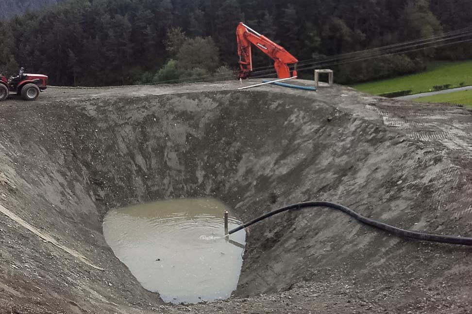 Tiefbau Hofer Baggerarbeiten Eisacktal Südtirol LKW Bagger