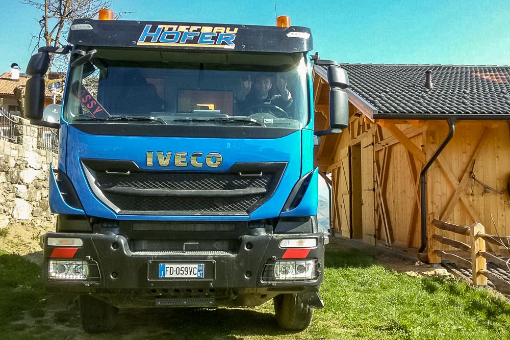 Tiefbau Hofer Baggerarbeiten Eisacktal Südtirol LKW Bagger