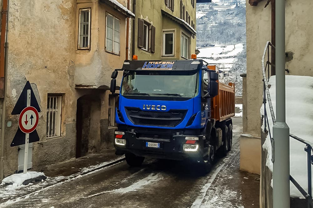 Tiefbau Hofer Baggerarbeiten Eisacktal Südtirol LKW Bagger