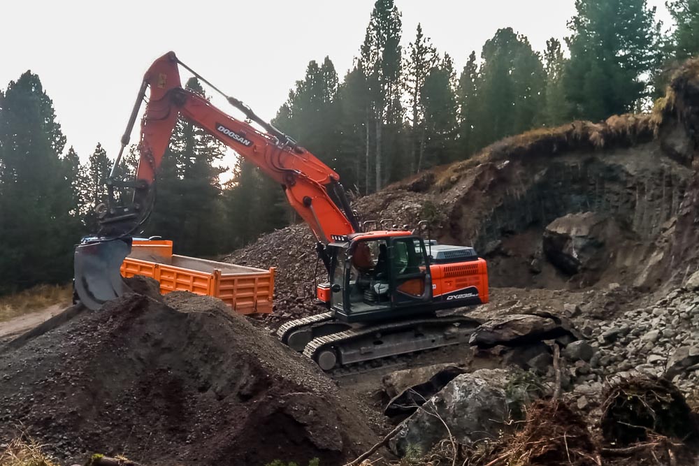 Tiefbau Hofer Baggerarbeiten Eisacktal Südtirol LKW Bagger