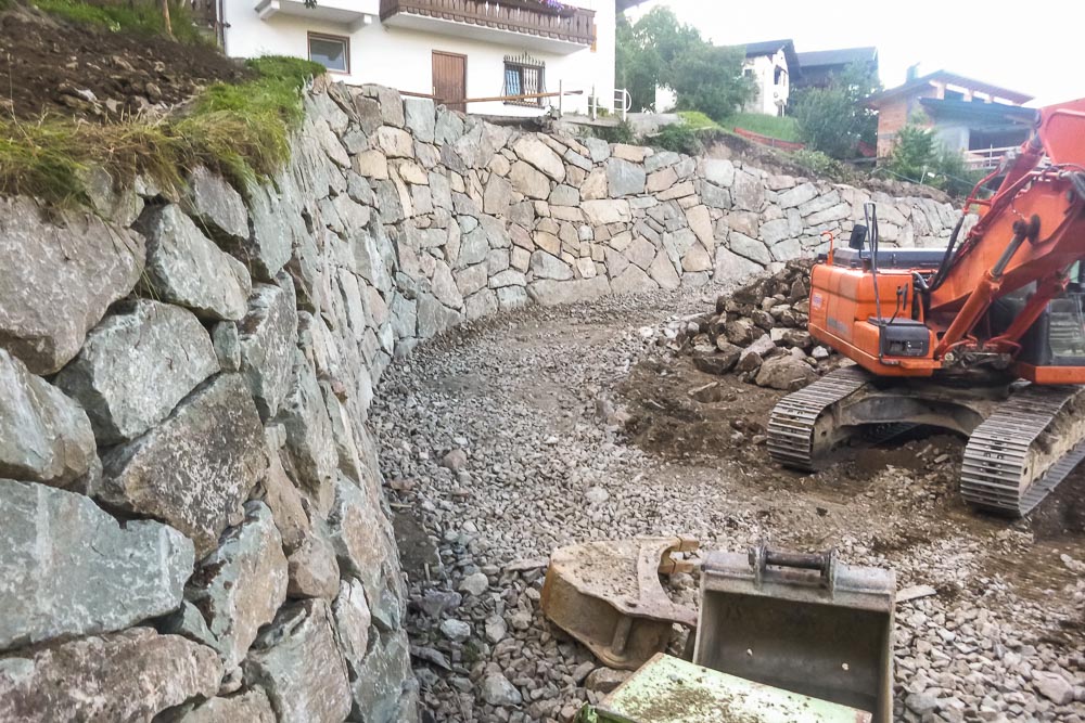 Tiefbau Hofer Baggerarbeiten Eisacktal Südtirol Zyklopen Steine Mauer