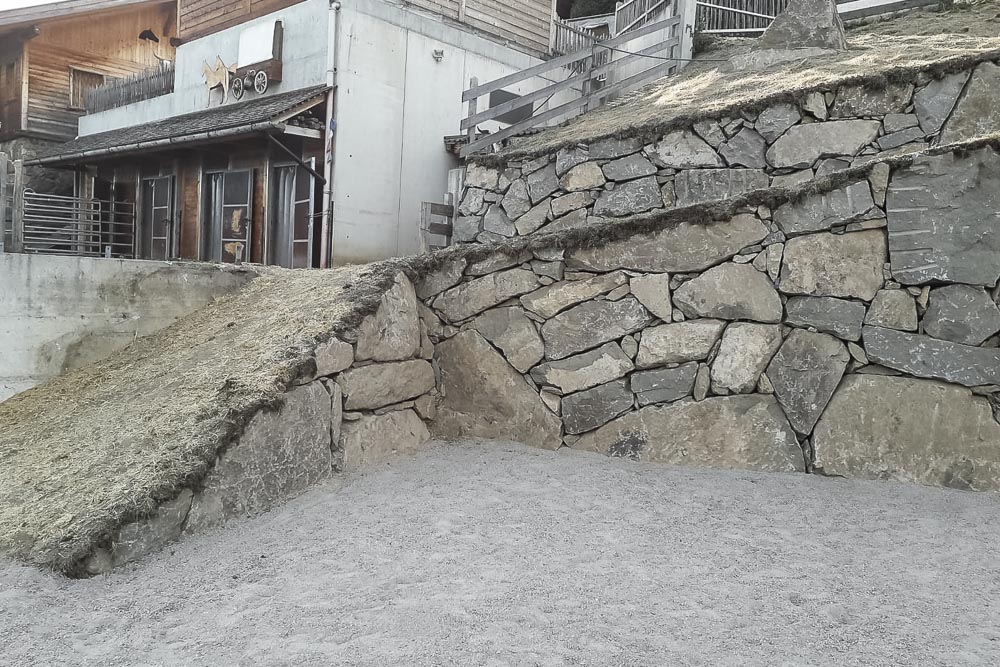 Tiefbau Hofer Baggerarbeiten Eisacktal Südtirol Zyklopen Steine Mauer