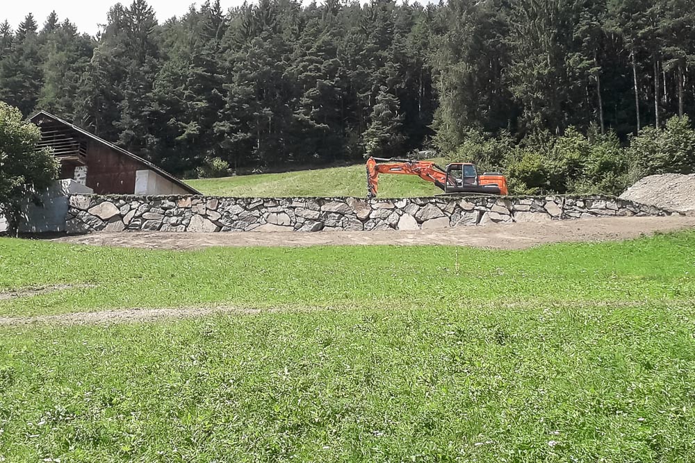 Tiefbau Hofer Baggerarbeiten Eisacktal Südtirol Zyklopen Steine Mauer