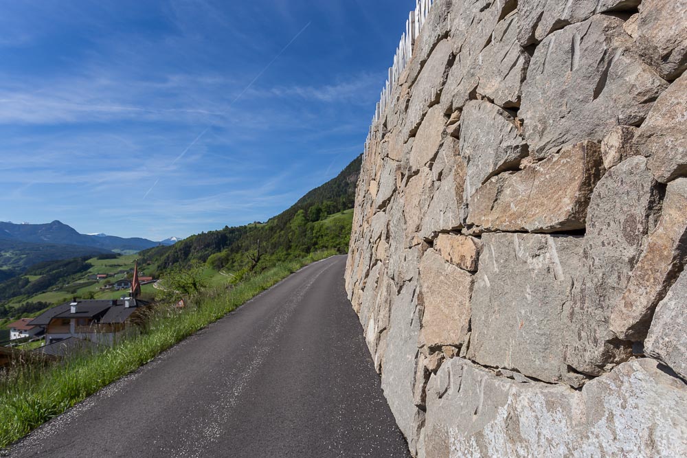 Tiefbau Hofer Baggerarbeiten Eisacktal Südtirol Zyklopen Steine Mauer